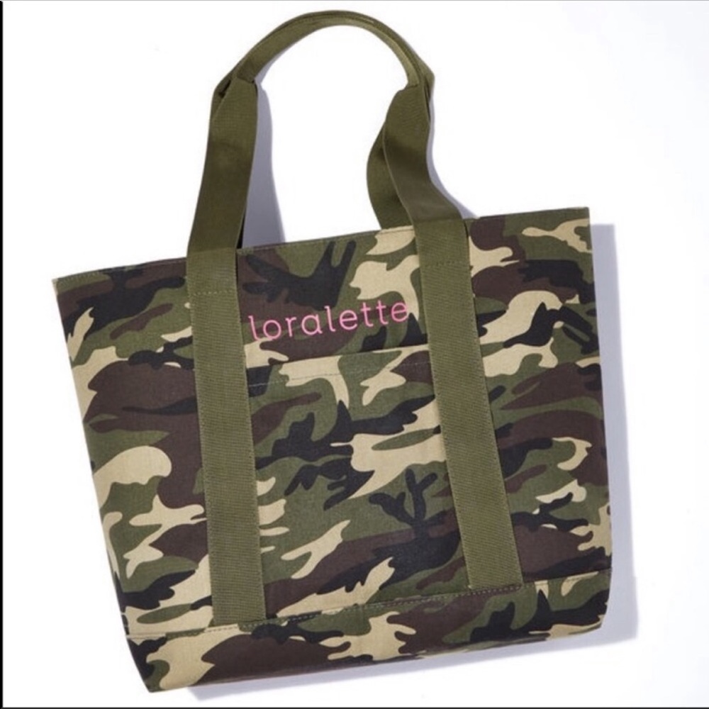 ❤️ brand new camo tote with tags on❤️ - Picture 1 of 2